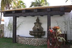 Pérgula com estrutura de dormentes e forro com varas de bambu - Casa - Ogiva - Cabo Frio.